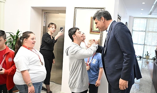 Kartepe Belediye Başkanı Av.M.Mustafa Kocaman, Konya’da yapılan Özel Sporcular Atletizm Türkiye Şampiyonası’nda dereceye giren öğrencileri tebrik etti