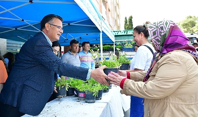 Büyükşehir Anneler Günü’nde çiçek dağıttı
