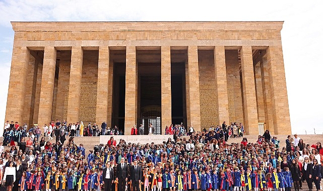 Çankayalı Minik Mezunlar Atasının Huzurunda