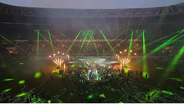 Şampiyon Kupası’nı kaldırdı! Büyükakın: En büyük pay taraftarın