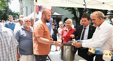 Başkan Aydın vatandaşlara aşure dağıttı