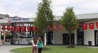 Büyükşehir’in “Yeşil” hassasiyeti Milli İrade Meydanı’na da yansıdı