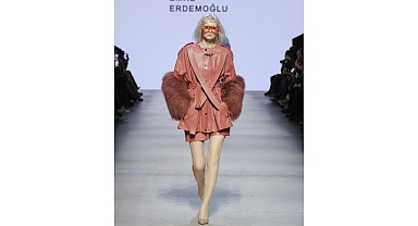 Cennetin Batısında, Kadının Devrimi Başlıyor