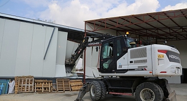 Nilüfer’de kaçak iki iş yeri yıkıldı