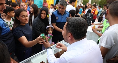 Rasim Başkan’dan Çocuklara Dondurma ve Limonata