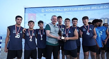 Başkan Büyükakın, gençlerin enerjisine ortak oldu; Plaj Şenlikleri Sekapark’ta başladı