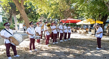 Karşıyaka Belediye Bandosu’ndan sokak konserleri