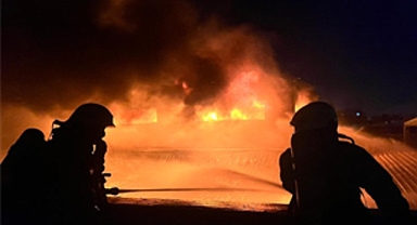 İzmir İtfaiyesi fabrikayı saran alevleri söndürdü