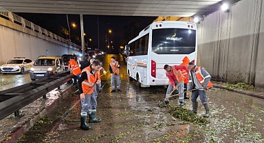 Büyükşehir ekipleri yağışın yarattığı olumsuzluklara hızla müdahale etti