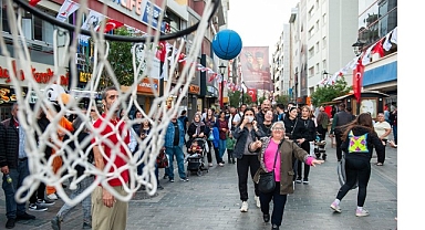 Karşıyaka Çarşısı’nda renkli anlar: Hergele Meydanı’na basketbol potası kuruldu