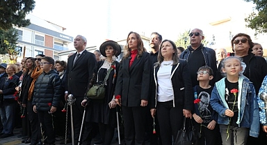 Karşıyaka tek yürek oldu, Ata’ya selam durdu!