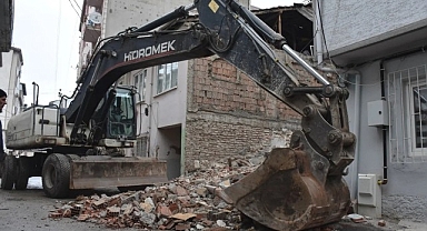 Gemlik’te Metruk Bina Temizliği Devam Ediyor